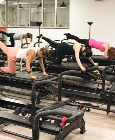 personnes faisant du pilates