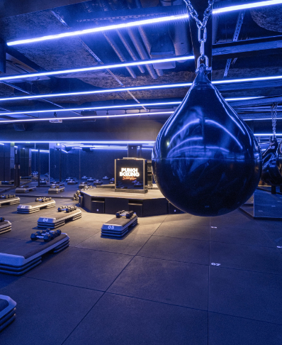 Un punching ball dans une salle de sport