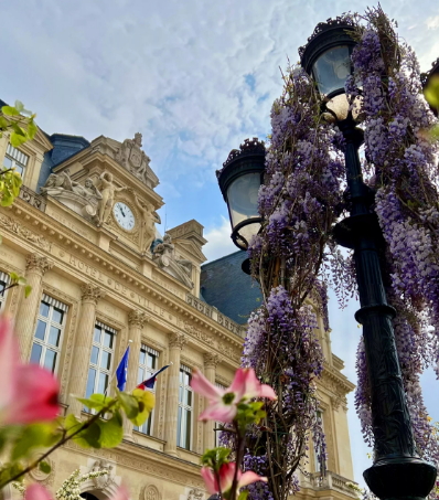 Un punching ball dans une salle de sport