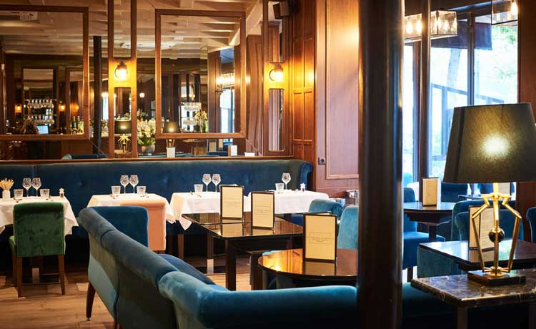 personnes faisant du pilates