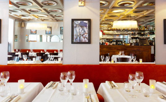 personnes faisant du pilates